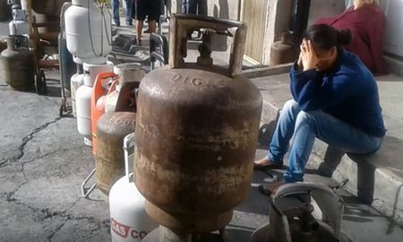 El consumo nacional es de 52 mil barriles de gas licuado diariamente y sólo se estaban generando ocho mil hasta el viernes 11 de septiembre cuando se paralizó en su totalidad la producción nacional. El consumo nacional es de 52 mil barriles de gas licuado diariamente y sólo se estaban generando ocho mil hasta el viernes 11 de septiembre cuando se paralizó en su totalidad la producción nacional.