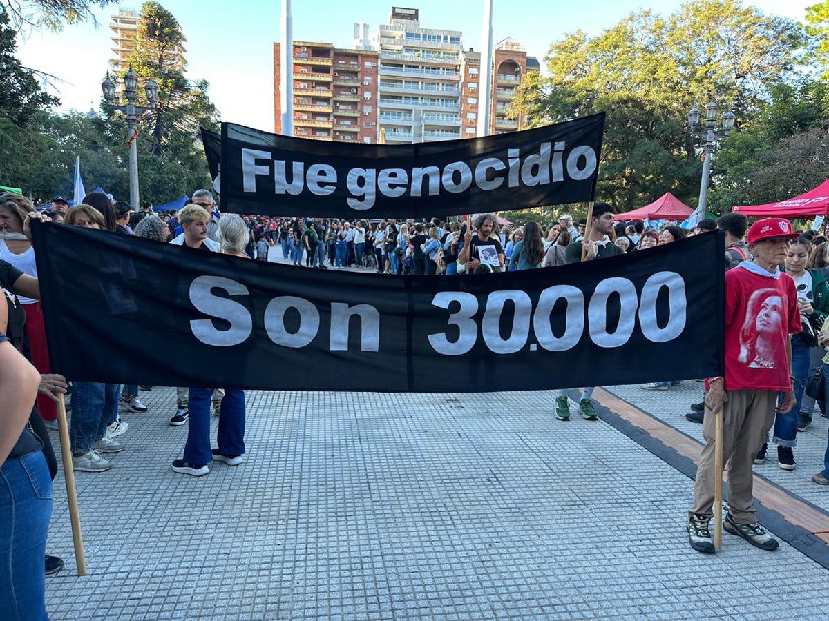 Día Nacional de la Memoria por la Verdad y la Justicia 1/5| El acto central se realizó en Plaza de Mayo, frente a la Casa de Gobierno de Santa Fe. Día Nacional de la Memoria por la Verdad y la Justicia 1/5| El acto central se realizó en Plaza de Mayo, frente a la Casa de Gobierno de Santa Fe.