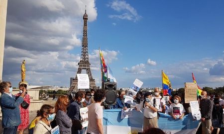 Los manifestantes se congregaron frente a la Torre Eiffel, un icono de la capital francesa. Los manifestantes se congregaron frente a la Torre Eiffel, un icono de la capital francesa.