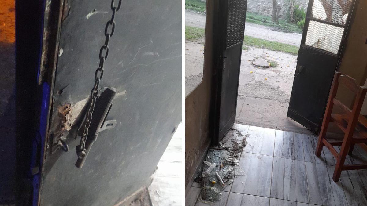 Así quedó la puerta principal de ingreso tras el robo en barrio Santa Marta.