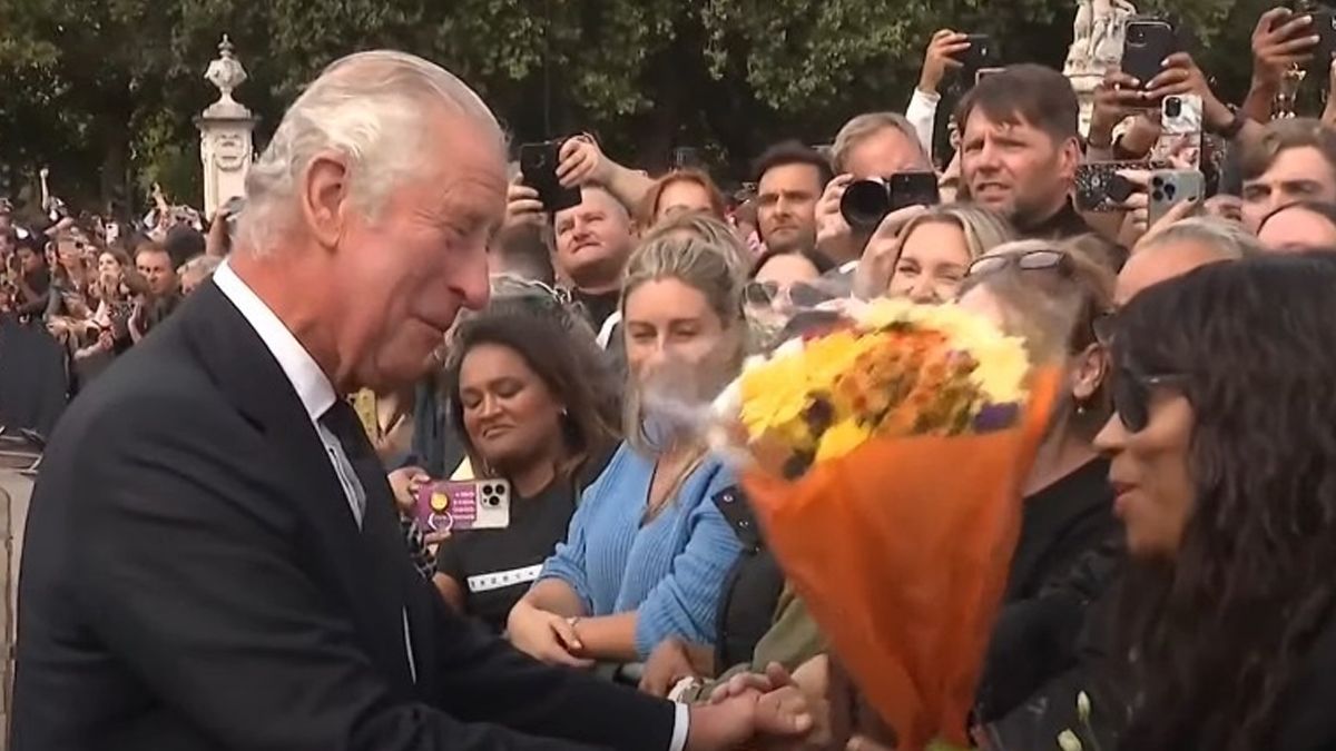 unos pocos manifestantes antimonárquicos abuchearon a la realeza y enarbolaron pancartas que pedían "Abolición de la monarquía", "Ciudadano no súbdito" y "Democracia ya".