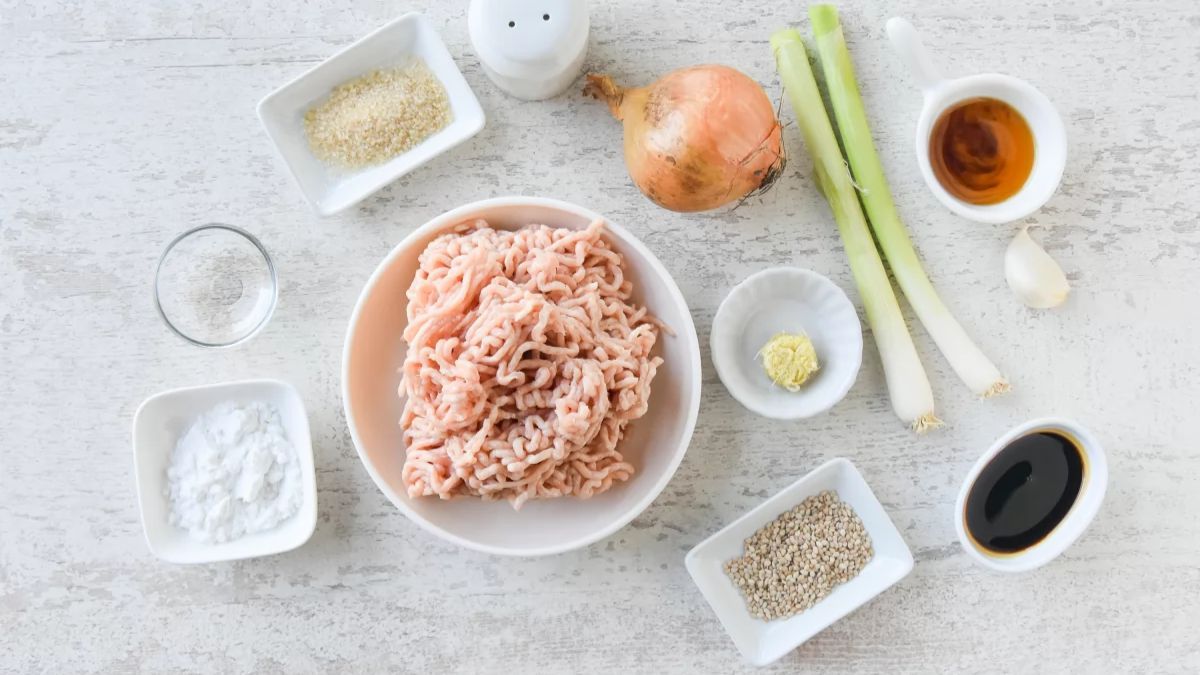 El tsukune es uno de los platos más sabrosos y accesibles de la cocina japones. El tsukune es uno de los platos más sabrosos y accesibles de la cocina japones.