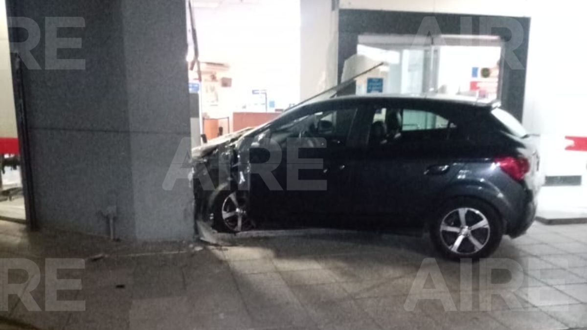 El hecho ocurrió pasada la 1 de la madrugada de este jueves. Las imagenes fueron enviadas por un seguidor de AIRE tras el accidente. El hecho ocurrió pasada la 1 de la madrugada de este jueves. Las imagenes fueron enviadas por un seguidor de AIRE tras el accidente. 