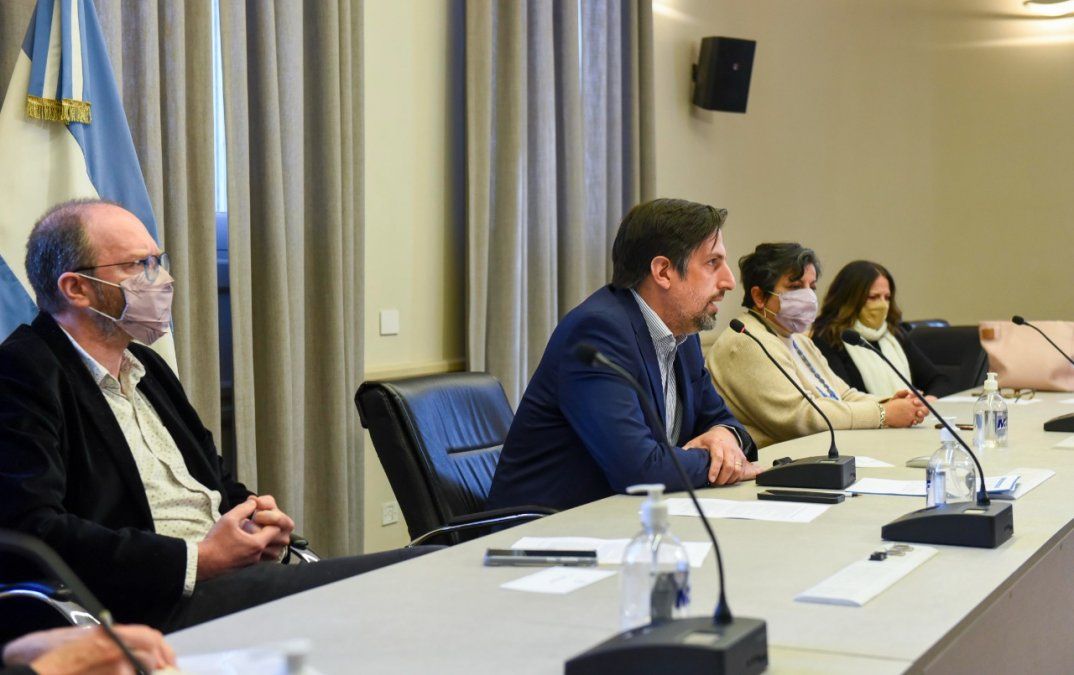 El Ministro de Educación Nicolás Trotta junto a los expertos definió el protocolo sanitario.&nbsp;