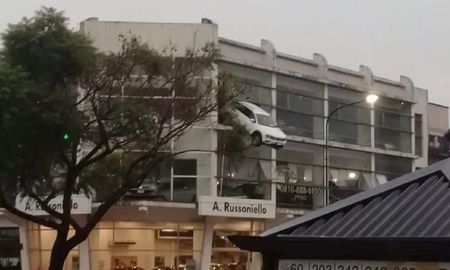 Pánico por una camioneta colgada desde un tercer piso