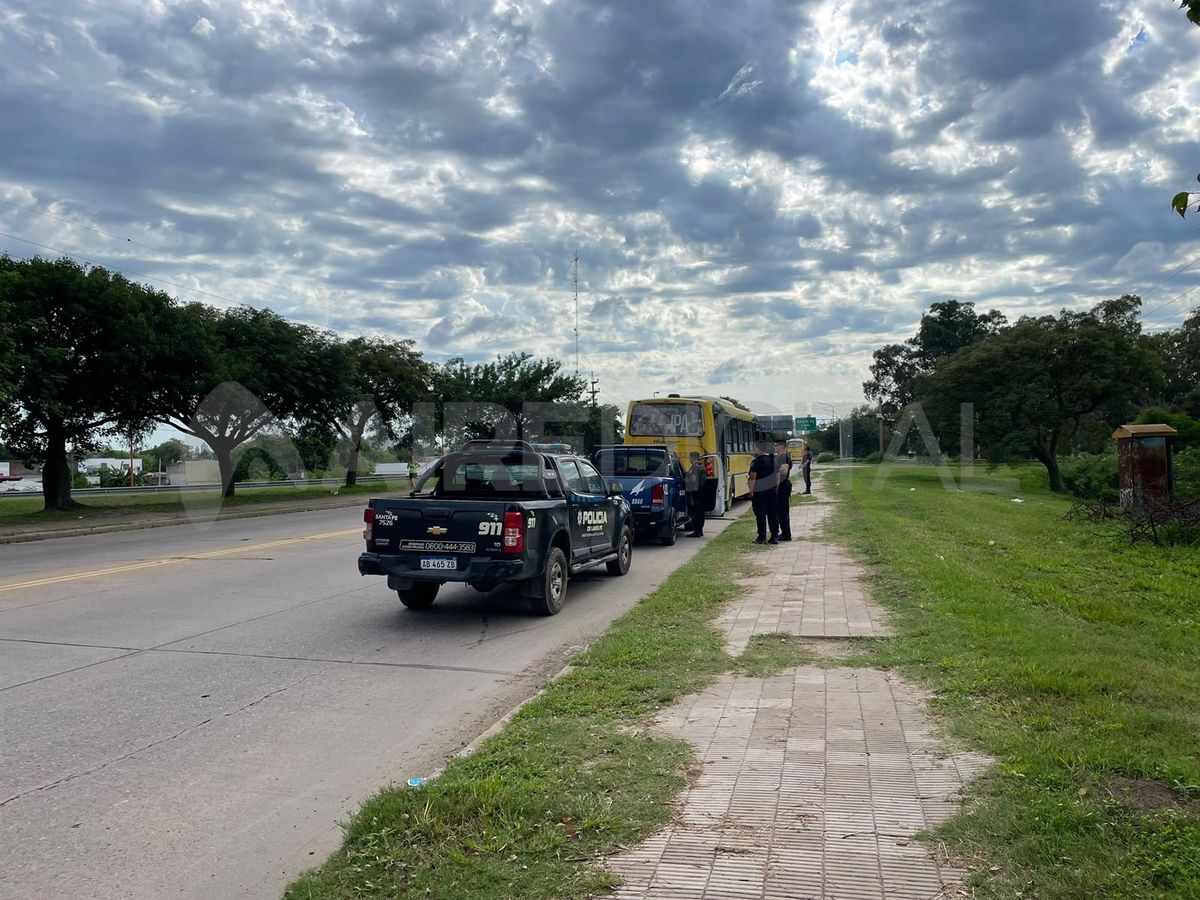 El colectivero de la C Negra detuvo su marcha para ayudar a la víctima del asalto. El colectivero de la C Negra detuvo su marcha para ayudar a la víctima del asalto.