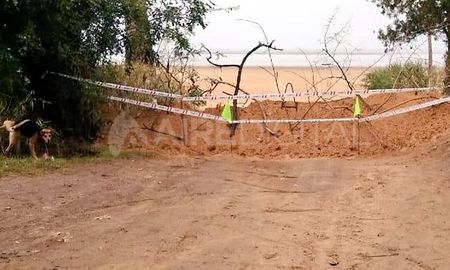 Desde la comuna clausuraron todas las bajadas a la playa, y las bloquearon con montañas de tierra y ramas. Desde la comuna clausuraron todas las bajadas a la playa, y las bloquearon con montañas de tierra y ramas.