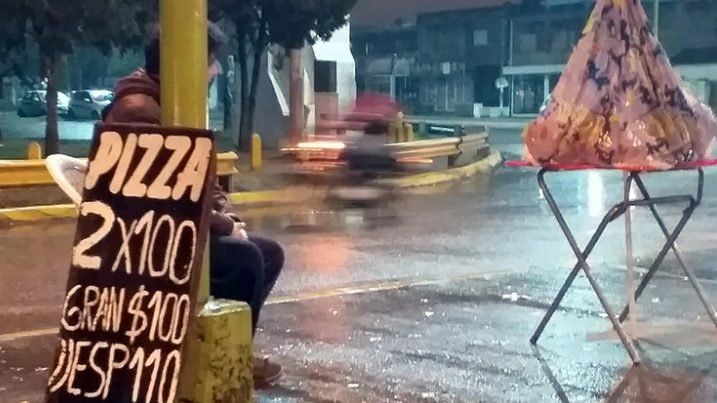 La dura historia detrás de la foto de un vendedor de pizza