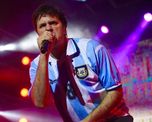 El reconocido rockero argentino debió suspender su presentación callejera ante la estricta orden de los efectivos estadounidenses. El reconocido rockero argentino debió suspender su presentación callejera ante la estricta orden de los efectivos estadounidenses.