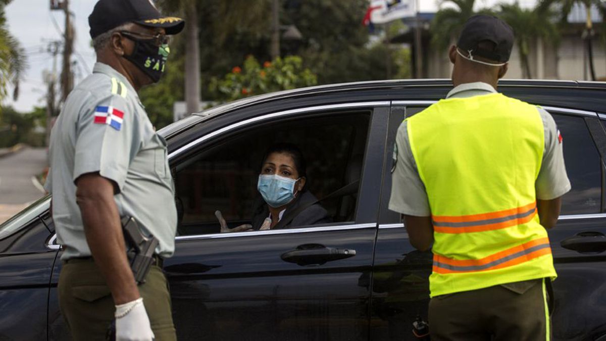 Polic&iacute;as revisan un auto en un puesto de control en Santo Domingo