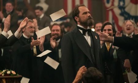 La historia del asesinato de James Garfield toma vida en la serie Muerte por un rayo, un thriller basado en hechos reales. La historia del asesinato de James Garfield toma vida en la serie Muerte por un rayo, un thriller basado en hechos reales.