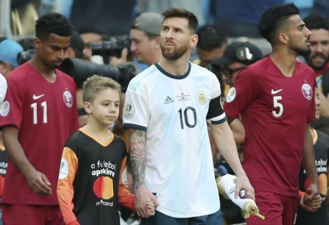 Un niño reveló qué hace Messi durante el himno