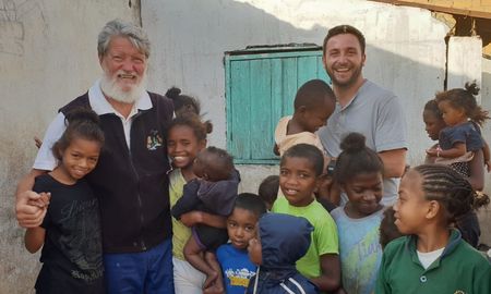 El Padre Pedro Opeka, sacerdote argentino en Madagascar, y Gastón Vigo Gasparotti, quien fundó el Movimiento Solidaridad Akamasoa Argentina. El Padre Pedro Opeka, sacerdote argentino en Madagascar, y Gastón Vigo Gasparotti, quien fundó el Movimiento Solidaridad Akamasoa Argentina.