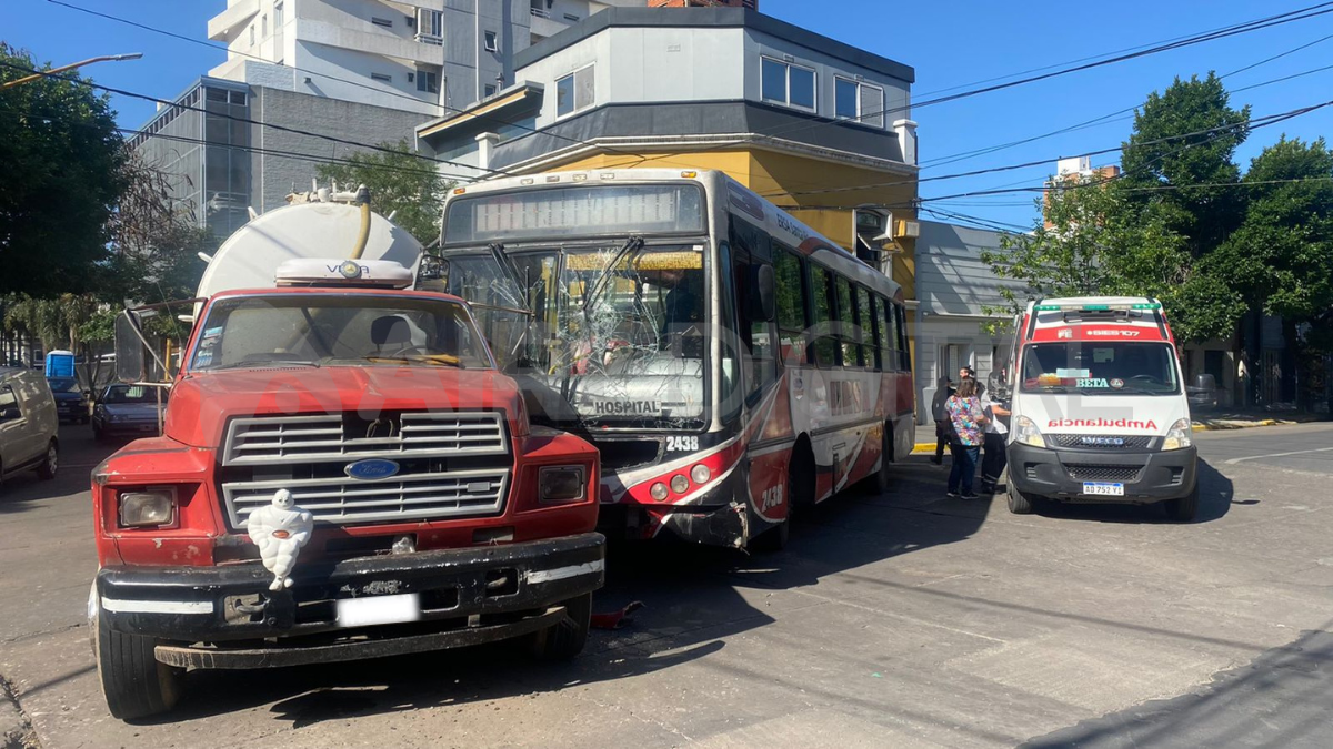 Chocaron un colectivo y un camión atmosférico.