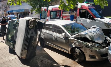 Así quedaron los automóviles tras el impacto. Un peatón se salvó de milagro. Así quedaron los automóviles tras el impacto. Un peatón se salvó de milagro.