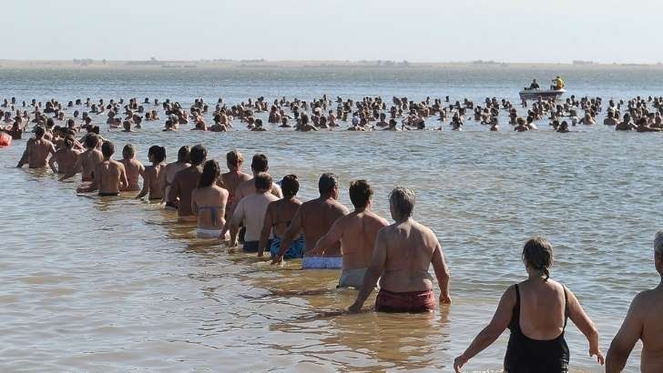 Unas dos mil personas permanecieron unidas a flote en el lago Epecuén para superar el récord Guiness