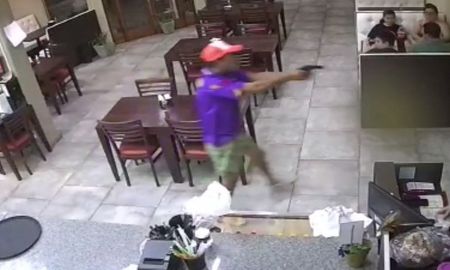 En las cámaras se observa como Ponce a punta de pistola amedrentó a quienes estaban en el comercio. En las cámaras se observa como Ponce a punta de pistola amedrentó a quienes estaban en el comercio.