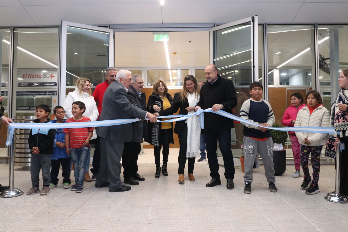 El gobernador Perotti inauguró la nueva terminal de ómnibus de Calchaquí.