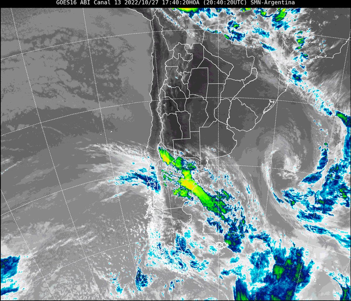 En la imagen satelital se observa el cielo de toda la mitad norte del país sin nubes, mientras el centro de baja presión se aleja en el océano Atlántico.