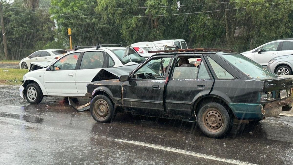 Accidente en la ruta 1: tras el siniestro vial dos de los coches involucrados quedaron en la calzada.