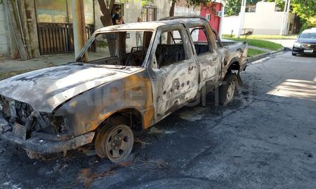 Así quedó la camioneta tras ser consumida las llamas. Así quedó la camioneta tras ser consumida las llamas.