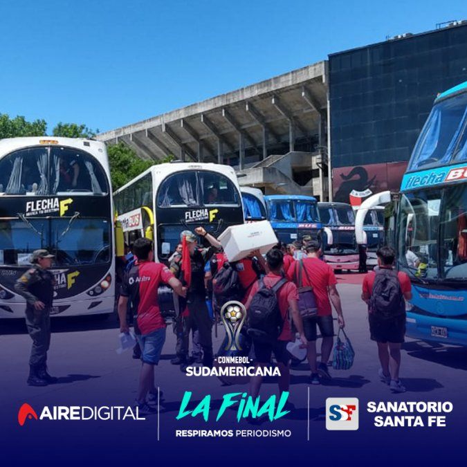 Los hinchas de Col&oacute;n hacen largas filas en las instalaciones del club para subirse a los colectivos para viajar a Asunci&oacute;n