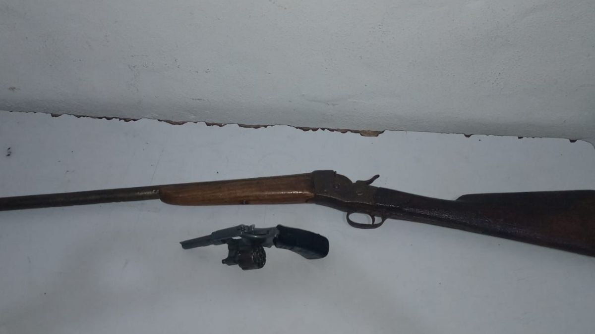 Las dos armas secuestradas en el procedimiento. Las dos armas secuestradas en el procedimiento.