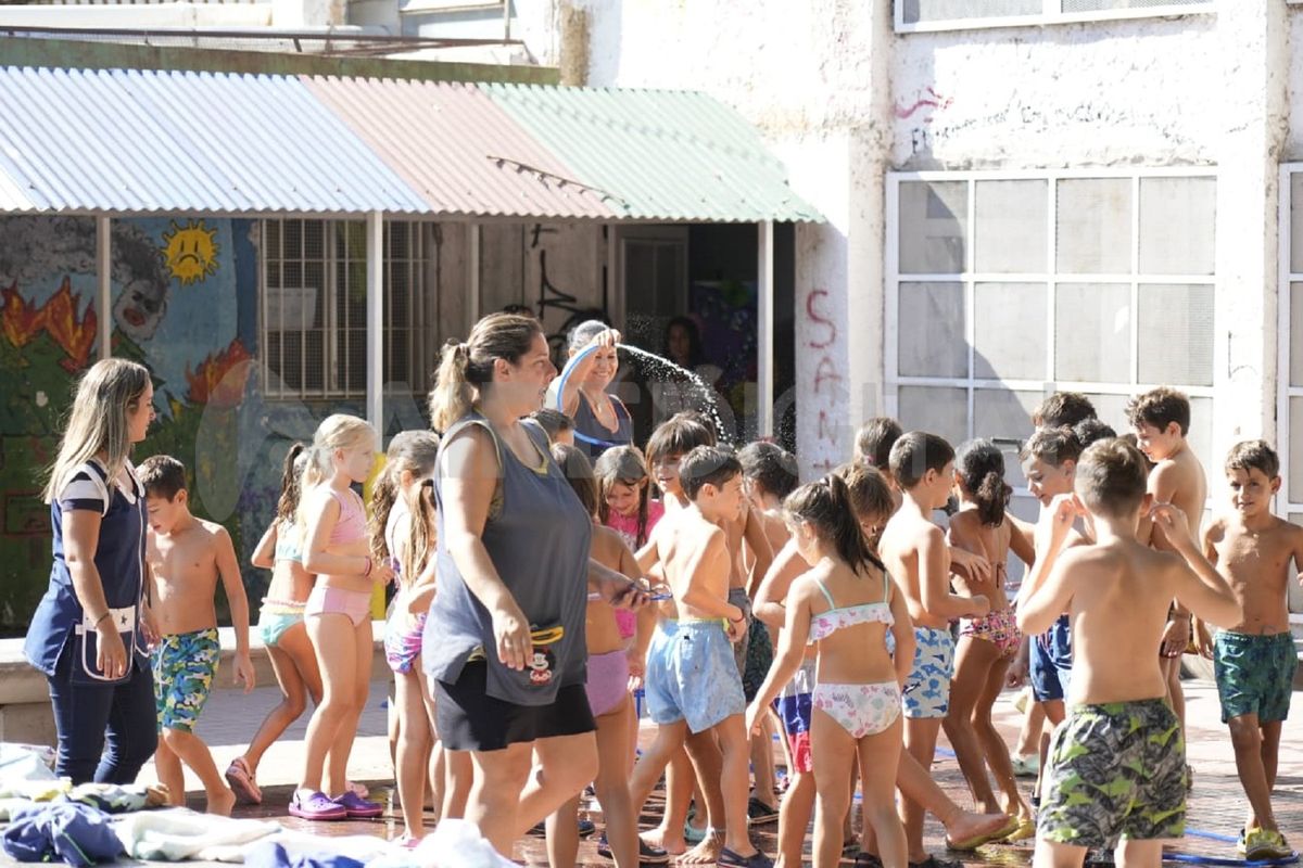 La escuela Gurruchaga de Rosario autorizó a que los alumnos asistan en malla por el calor. 