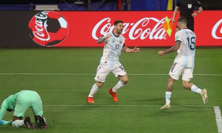Por Lionel Messi, la Selección Argentina derrotó a Ecuador por 1-0 en La Bombonera. Por Lionel Messi, la Selección Argentina derrotó a Ecuador por 1-0 en La Bombonera.