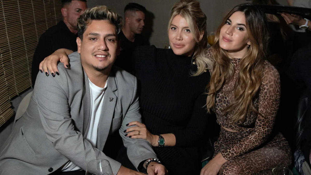 Wanda Nara se divierte con amigos en la noche porteña mientras Mauro Icardi define su futuro en París
