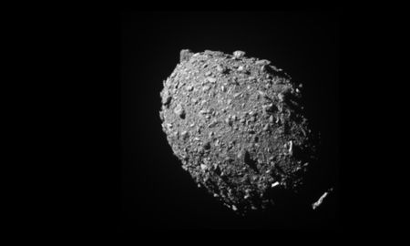 El asteroide Dimorphos visto por la nave espacial Dart, 11 segundos antes del impacto. El generador de imágenes DRACO de DART capturó esta imagen a una distancia de 68 kilómetros. Esta imagen fue la última completa de todo el asteroide Dimorphos antes de que lo golpeen. El asteroide Dimorphos visto por la nave espacial Dart, 11 segundos antes del impacto. El generador de imágenes DRACO de DART capturó esta imagen a una distancia de 68 kilómetros. Esta imagen fue la última completa de todo el asteroide Dimorphos antes de que lo golpeen.
