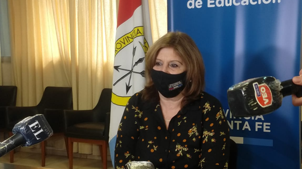 La ministra de Educación ofreció este viernes una conferencia de prensa
