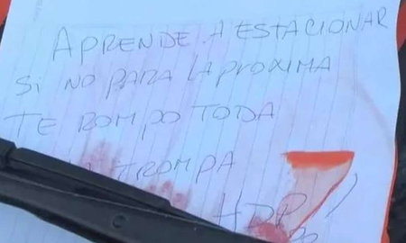 Estacionó su automóvil donde no debía, le ensuciaron el vidrio y le dejaron una amenaza Estacionó su automóvil donde no debía, le ensuciaron el vidrio y le dejaron una amenaza