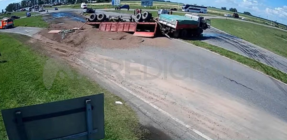 La semana pasada, un auto colisionó con un camión y provocó su vuelco en el cruce de la RN34 y la RP39. La semana pasada, un auto colisionó con un camión y provocó su vuelco en el cruce de la RN34 y la RP39.