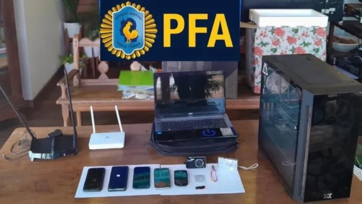 Dispositivos secuestrados tras la serie de allanamientos. Dispositivos secuestrados tras la serie de allanamientos.