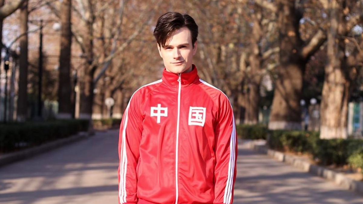 Ben McMahon, con la campera que simboliza su nueva vida y su asombroso dominio del mandarín. Ben McMahon, con la campera que simboliza su nueva vida y su asombroso dominio del mandarín.