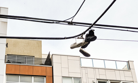 que significan las zapatillas colgadas en los cables de luz que significan las zapatillas colgadas en los cables de luz