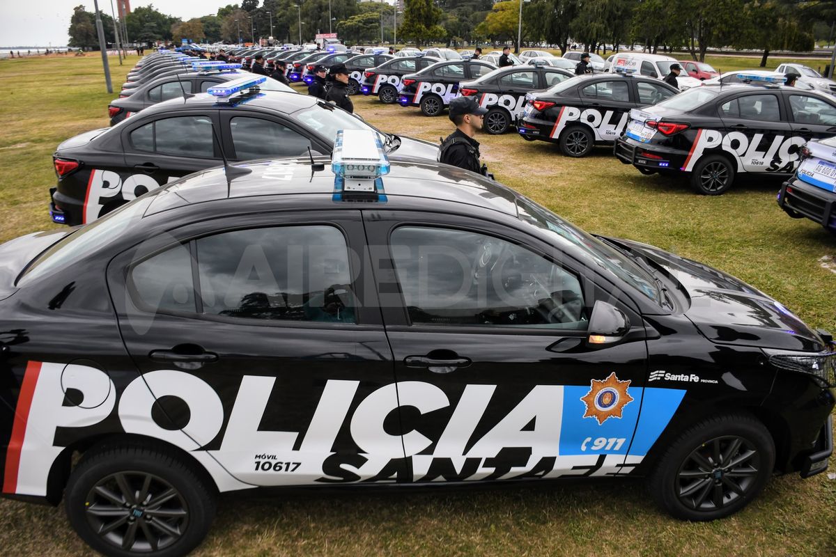 Los nuevos patrulleros son Fiat Cronos que incorporan una serie de modificaciones vinculadas a la estructura y el equipamiento. Los nuevos patrulleros son Fiat Cronos que incorporan una serie de modificaciones vinculadas a la estructura y el equipamiento.