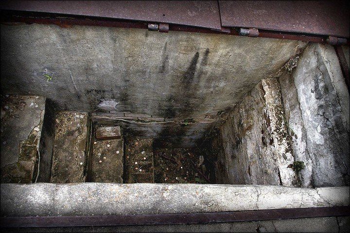 Florence Ford vivió entre 1861 y 1871 y le tenía terror a las tormentas eléctricas. Por eso su sepultura tan especial.