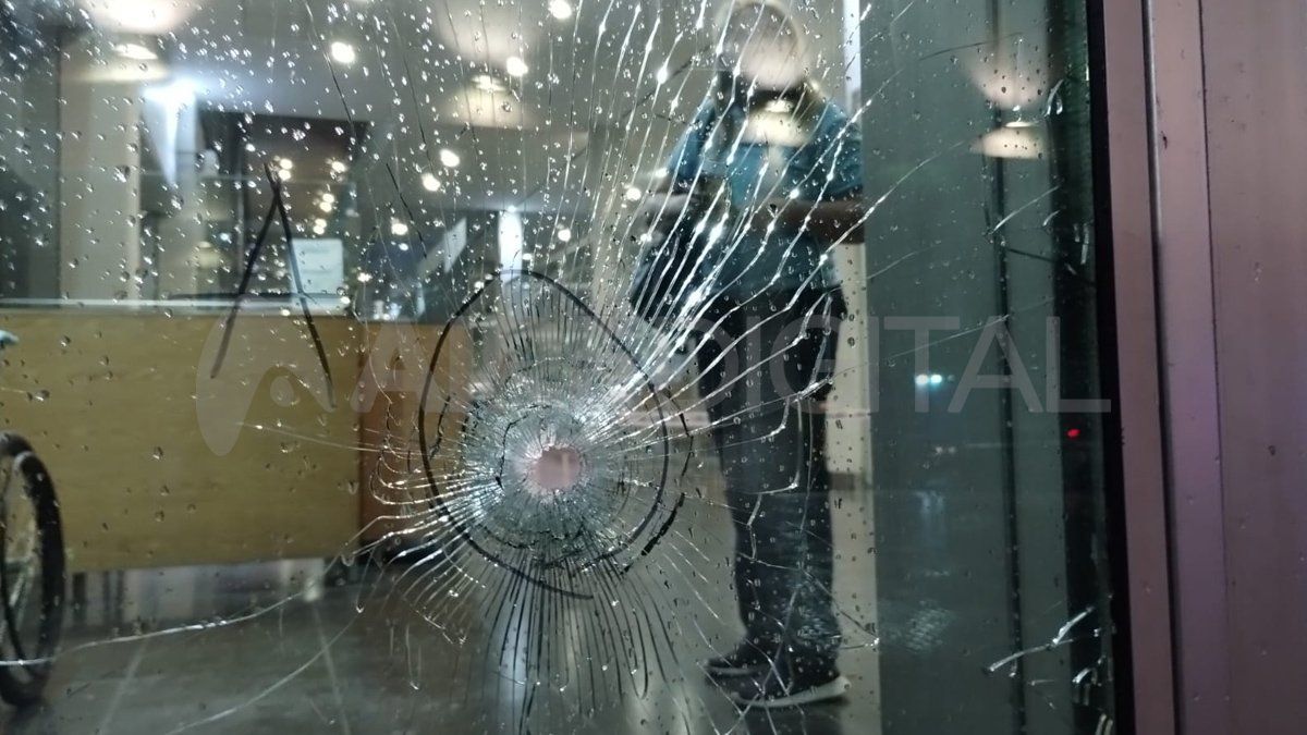 El ataque al hospital se produjo pasada la medianoche. Los sicarios dejaron una amenaza para el gobernador Maximiliano Pullaro.