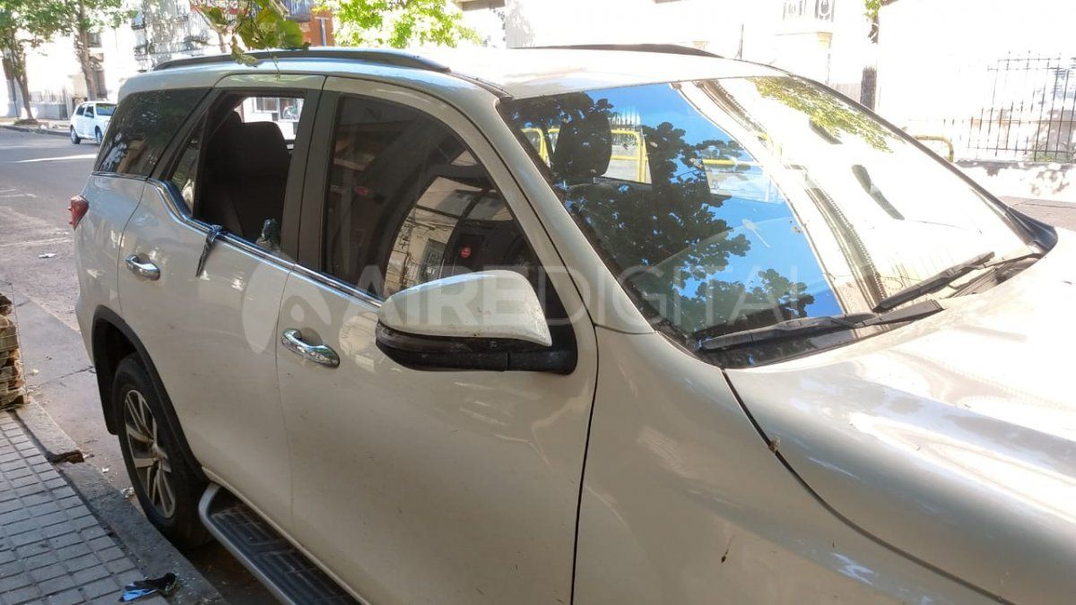 Los ladrones rompieron el vidrio de la camioneta y robaron las pertenencias del interior.