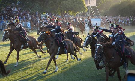Entre 30 y 40 granaderos a caballo recrearon la histórica carga de caballería en el Campo de la Gloria. Entre 30 y 40 granaderos a caballo recrearon la histórica carga de caballería en el Campo de la Gloria.