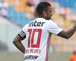 Dani Alves dice no soportar las críticas de los hinchas y quiere volver a Europa a sus 37 años.