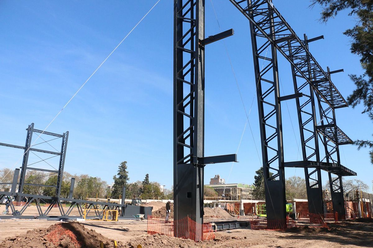 Ya montan la estructura metálica del nuevo Arena Rosario para los Juegos Suramericanos 2026. Ya montan la estructura metálica del nuevo Arena Rosario para los Juegos Suramericanos 2026.