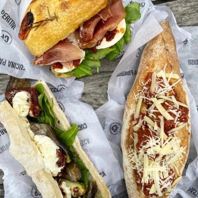 Almorzar en forma de "pic nic" o cenar en la vereda de Cucina Paradiso es un valor más oneroso para los clientes.