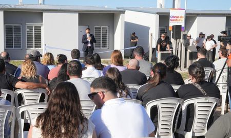 El gobernador de la Provincia de Santa Fe, Maximiliano Pullaro, entregó este martes 34 viviendas a familias de San Jerónimo Norte. El gobernador de la Provincia de Santa Fe, Maximiliano Pullaro, entregó este martes 34 viviendas a familias de San Jerónimo Norte.