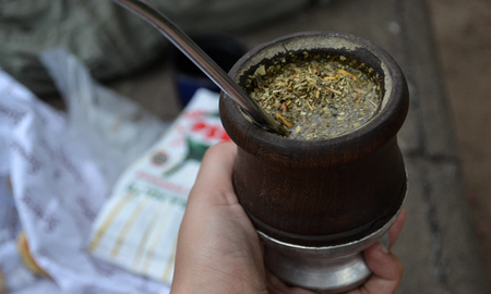 Es argentino, vive en Inglaterra y recibió una desopilante carta de sus vecinos por tomar mate: Tenemos hijos Es argentino, vive en Inglaterra y recibió una desopilante carta de sus vecinos por tomar mate: Tenemos hijos