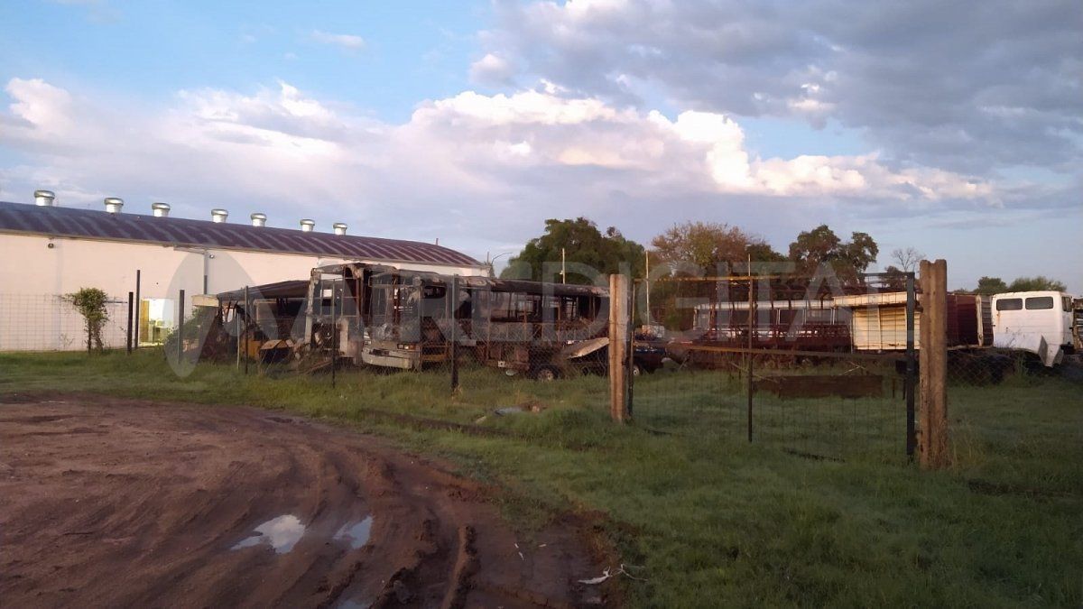 Cuatro unidades de colectivos en desuso se prendieron fuego en el predio ubicado en el norte de la ciudad de Santa Fe.