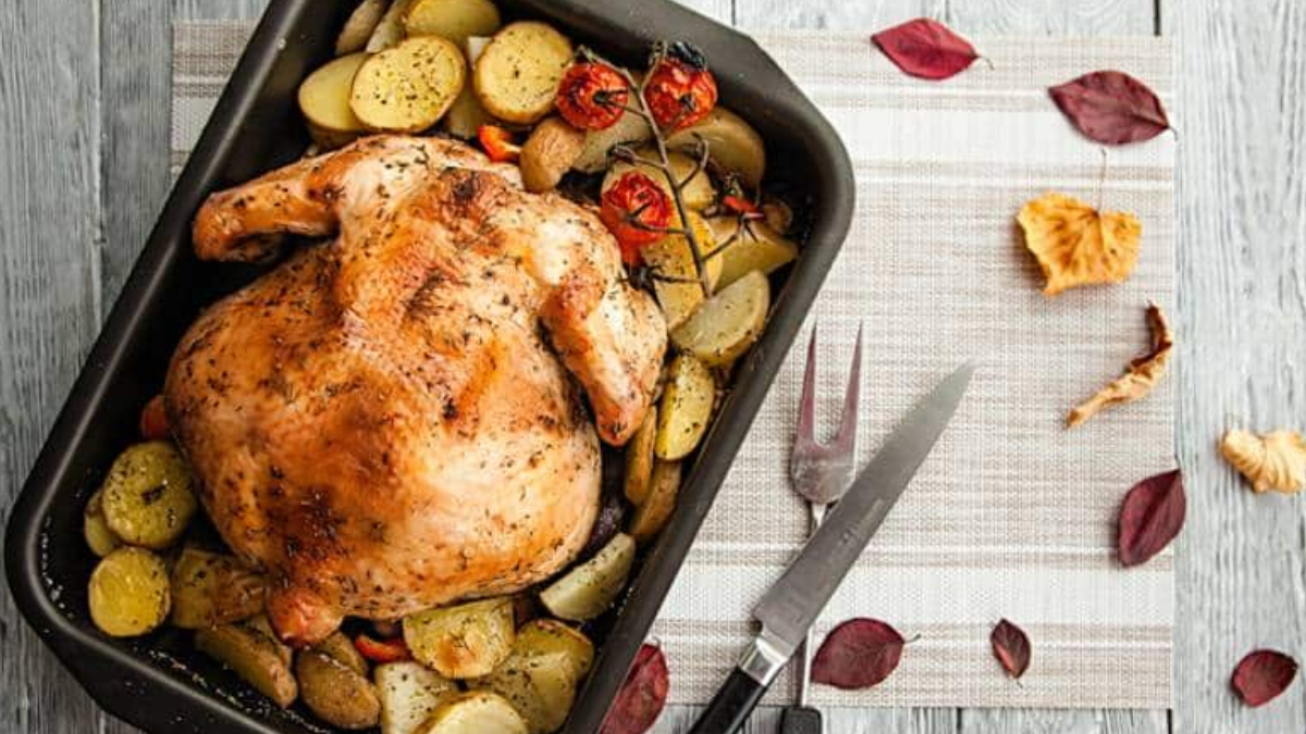 Incorporar rodajas de limón dentro de la cavidad del pollo durante la cocción genera un vapor cítrico que mantiene la pechuga hidratada.