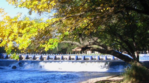 Balneario municipal, río claro y servicios: la fórmula que explica por qué La Cruz crece como plan de verano.